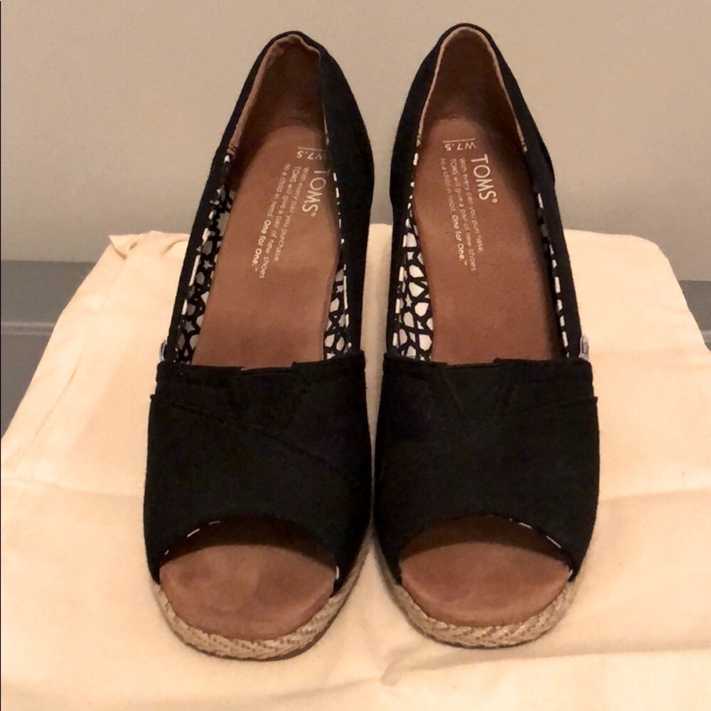 TOMS classic wedge pumps in black size 7.5